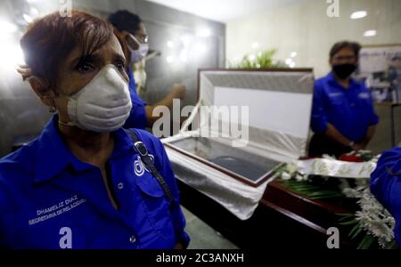 Valencia, Carabobo, Venezuela. Juni 2020. Juni 17, 2020. Valencia, Carabobo. Journalisten stehen Ehrenwache neben dem Sarg in der Beerdigung des Journalisten Alfredo Fermin mit mehr als 40 Jahren journalistischer Arbeit, mit einem Doktortitel ''Honoris Causa'' von der Universität von Carabobo verliehen. Foto: Juan Carlos Hernandez Kredit: Juan Carlos Hernandez/ZUMA Wire/Alamy Live News Stockfoto