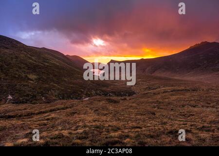 Wunderschönes Tal mit Wasserreservoir in Mourne Mountains zu goldener Stunde und dramatischem Sonnenuntergang Stockfoto