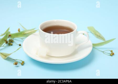 Tasse Lindentee auf blauem Hintergrund, Nahaufnahme Stockfoto