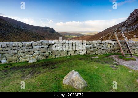 Mourn Wall mit Leiter auf der Hasen Gap Überwachung schönen Tal mit blauen Himmel und weißen Wolken Stockfoto