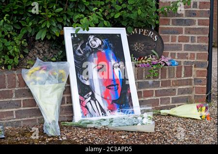 Ditchling Sussex UK 19. Juni 2020 - Blumen und Tributes wurden vor dem Haus der Sängerin Dame Vera Lynn in Ditchling Sussex nach ihrem Tod wurde gestern im Alter von 103 angekündigt : Credit Simon Dack / Alamy Live News Stockfoto
