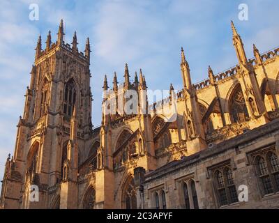 Ein Seitenblick auf york Mminster im Sonnenlicht gegen einen blauen bewölkten Himmel Stockfoto