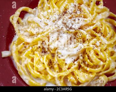 Eine Portion italienische traditionelle Pasta mit Cacio e pepe - Käse und Pfeffer - Sauce Stockfoto