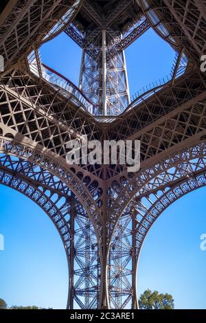 Eiffelturm Detail Ansicht von unten, Paris, Frankreich Stockfoto