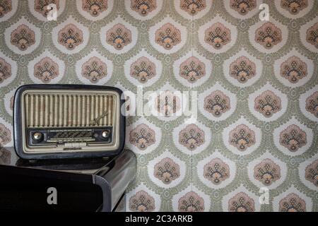 1. März 2020 - Rom, Italien - Telefunken Mignonette, ein altes Transistor-Radio, mit Knöpfen und Knöpfen für manuelles Tuning. Im Hintergrund ein Vintage wa Stockfoto