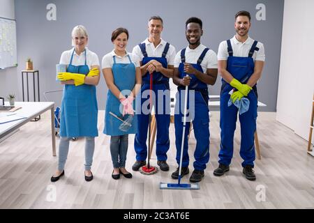 Porträt eines lächelnden Hausmeister in Uniform im Büro Stockfoto