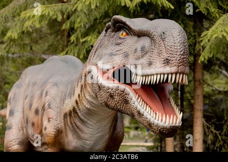 Dinosaurier-Statue im Waldpark , Dinosaurier-Statue Bild in der Natur für den Hintergrund. Stockfoto