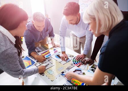 Architekten und Designer arbeiten an Farbauswahl für Haus Stockfoto