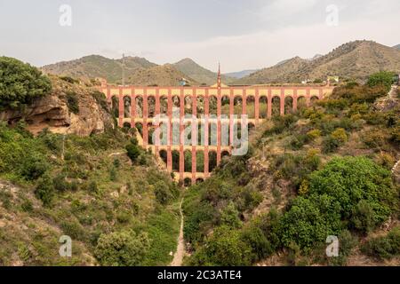 Panoramablick auf den Eagle Aqueduct, der die Schlucht von Cazadores in der Nähe von Nerja, costa del sol, Spanien überspannt Stockfoto