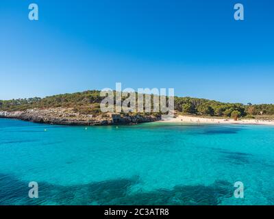 Mondragó Naturpark Mallorca Spanien 1. Juni 2019 in der Bucht mit dem Strand und der Rettungswache Stockfoto