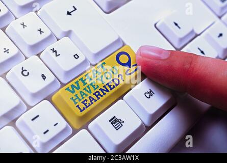 Schreiben Sie eine Notiz, die zeigt, was Sie gelernt haben Frage. Geschäftskonzept für die Dinge zu wissen, erwerben oder absorbieren Stockfoto