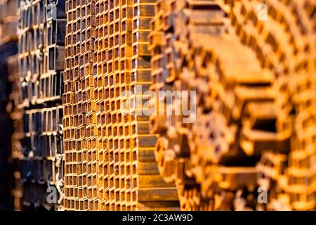 Metallrohre und -Pfosten an der Metallbasis. Lager für Metallprodukte. Stockfoto