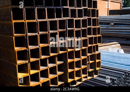 Metallrohre und -Pfosten an der Metallbasis. Lager für Metallprodukte. Stockfoto