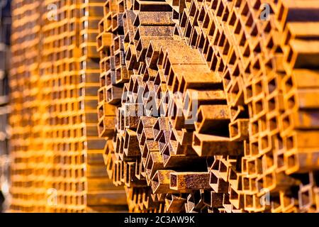 Metallrohre und -Pfosten an der Metallbasis. Lager für Metallprodukte. Stockfoto