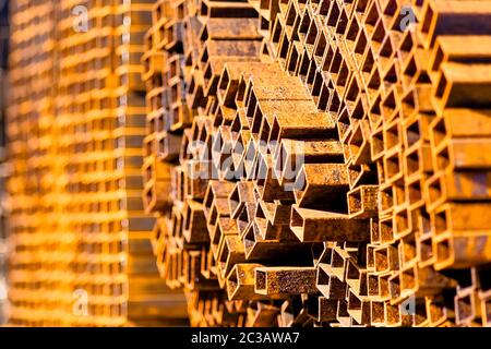 Metallrohre und -Pfosten an der Metallbasis. Lager für Metallprodukte. Stockfoto