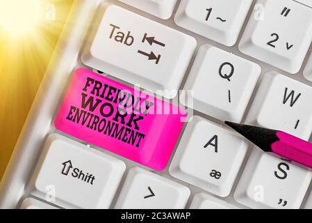 Handschriftliche Texte freundliches Arbeitsumfeld. Konzeptfoto Zukunft Stadt smart, modern, Hochhaus Gebäude Umwelt Stockfoto