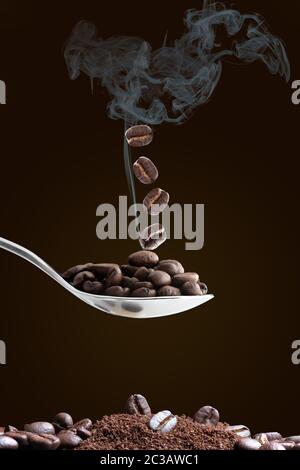 Aribica Kaffeebohnen und frisch gemahlenes Granulat für die Caffetere oder Filtermaschine Stockfoto