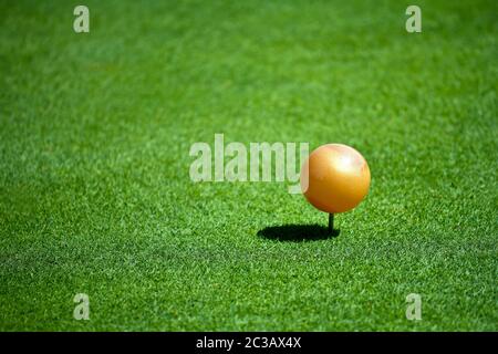 Eine Nahaufnahme Ansicht eines Gold Tee Marker auf einem Golfplatz an einem sonnigen Tag. n. Stockfoto