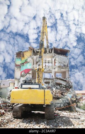 High REACH Abbruchbagger arbeiten Abbruchstelle. Baumaschinen Gebäude abreißen. Stockfoto