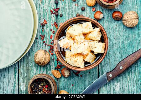 Feta Käse mit Kräutern und Knoblauch auf alten hölzernen Hintergrund Stockfoto