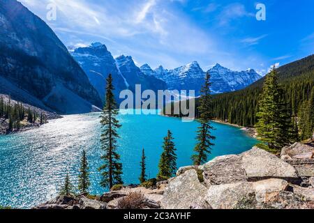 Eisige Wasser des Sees Moiraine Stockfoto