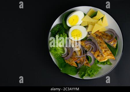 Ketogenes Diät-Konzept. Eine Reihe von Produkten der niedrigen Carb-Keto-Ernährung. Grünes Gemüse, Nüsse, Hühnerfilet, Flachssamen, Wachteleier, Kirschtomaten. Stockfoto