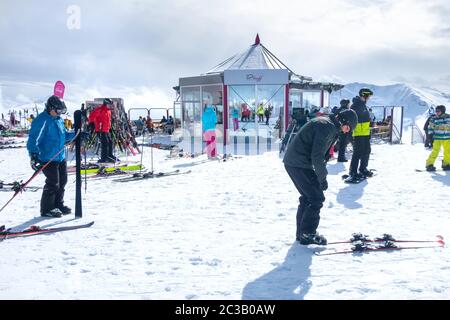 Saalbach-Hinterglemm, Österreich - 1. März 2020: Skifahrer und Snowboarder sind ab der Liftstation bereit zum Skifahren Stockfoto
