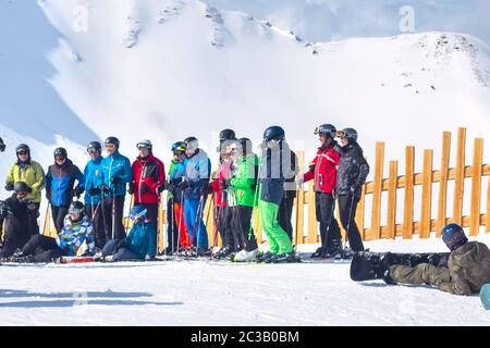 Saalbach-Hinterglemm, Österreich - 1. März 2020: Skifahrer und Snowboarder bereit zum Skifahren von der Top-Liftstation Stockfoto