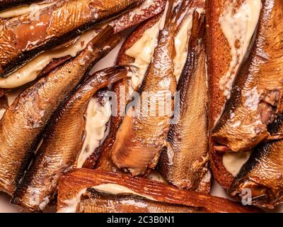 Sandwiches mit Spraten auf Brot. Lebensmittelfoto. Platz für Text. Hintergrundbild. Stockfoto