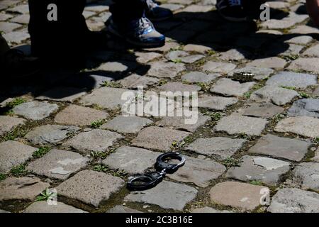 Brüssel, Belgien. Juni 2020. Handschellen, die von Polizisten am Boden gelassen wurden, sind während einer Protestgewalt gegen die Polizei und einer empfundenen Anti-Polizei-Stimmung in den Medien abgebildet. Quelle: ALEXANDROS MICHAILIDIS/Alamy Live News Stockfoto