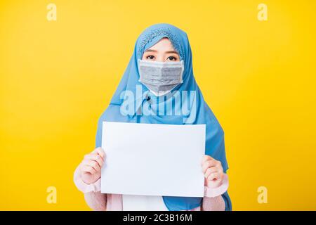 Asiatische muslimische Araber, Porträt von schönen jungen Frau religiösen tragen Schleier Hijab und Gesichtsmaske schützende Coronavirus sie halten weißes Papier BL zu verhindern Stockfoto