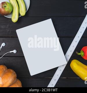 Mockup Flat Lay Zusammensetzung mit Buch, Zentimeter, Gemüse auf schwarzem Tisch Diät-Konzept Stockfoto