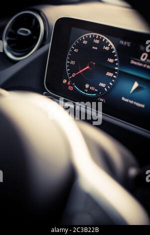 Nahaufnahme mit dem digitalen Tachometer auf ein modernes Auto Armaturenbrett. Stockfoto
