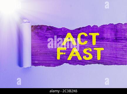 Textschild mit der Aufschrift „Act Fast“. Geschäftsfoto mit der Möglichkeit, eine schnelle und dringende Reaktion zu ermöglichen Stockfoto