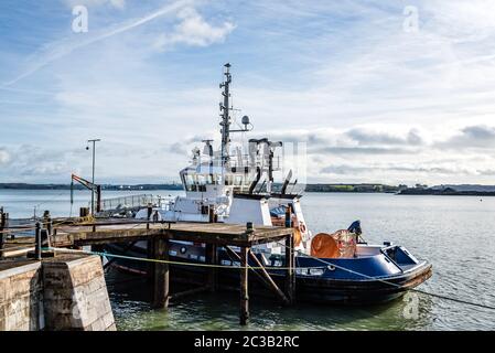 Tugboat vertäut im Hafen von Cobh, einer kleinen Stadt in der Nähe von Cork in Irland ein sonniger Morgen Stockfoto