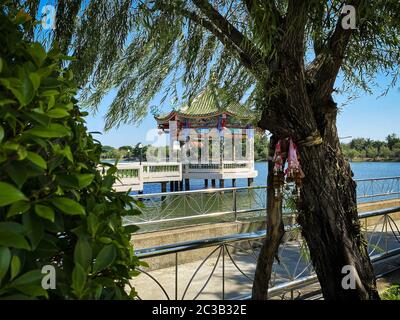 Chinesischer Pavillon am See, Tempel am Nong Bua See in Udon Thani Stockfoto