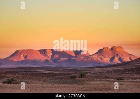 Sonnenaufgang im Brandberg, in der Wüste von Namib, in der Wildnis von Namibia und Afrika Stockfoto