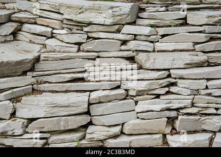 Sandstein Steinwand aus vielen Blöcken Hintergrund. Muster der dekorativen weißen Schiefer Stein Wand Oberfläche. Alte Felswand Textur. Moderner Granit Stil Stockfoto