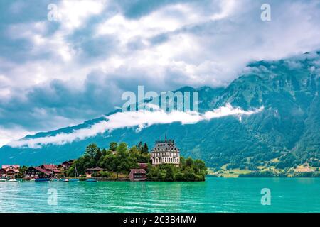 Blick auf die Halbinsel und der ehemaligen Burg und den Brienzersee in den Schweizer Dorf Iseltwald, Schweiz Stockfoto