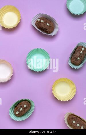 Kleine Kuchen aus Keksbröseln, Buttercreme und Kakao. Stockfoto