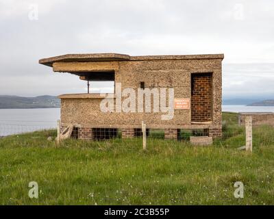 Überreste der WW2 an der Mündung des Loch Ewe, Wester Ross, Schottland, aufgestellte Marinegewehrwaffen, die als Rubha nan Sasan Battery bekannt sind Stockfoto