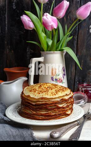 Stapel von Hefe Pfannkuchen in russischen Stil. Stockfoto