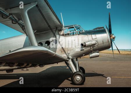 Historische Flugzeuge auf einer Start-und Landebahn bereit Stockfoto