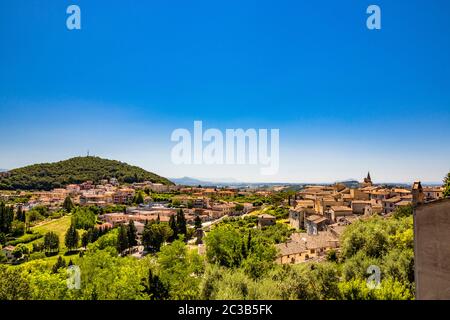 Die alte und schöne Stadt Amelia, in Umbrien, von oben gesehen. Der Blick auf die grünen umbrischen Hügel. Die Berge im Hintergrund. Die reiche V Stockfoto