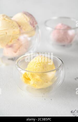 Sortiment an Eiscreme mit verschiedenen Geschmacksrichtungen Stockfoto