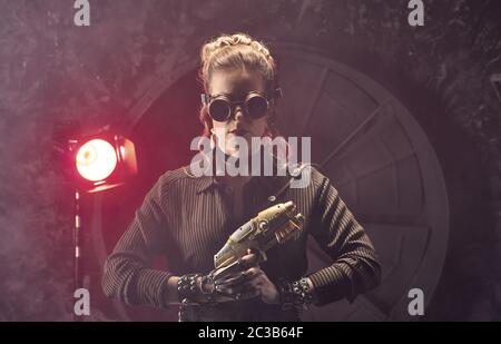 Steampunk Frau mit Sci Fi Pistole Stockfoto