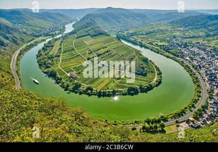 Mosel Biegung in der Nähe der Stadt Bremm, Deutschland Stockfoto