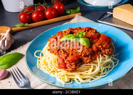 Die echte Bolognese-Sauce mit Spaghetti-Nudeln Stockfoto