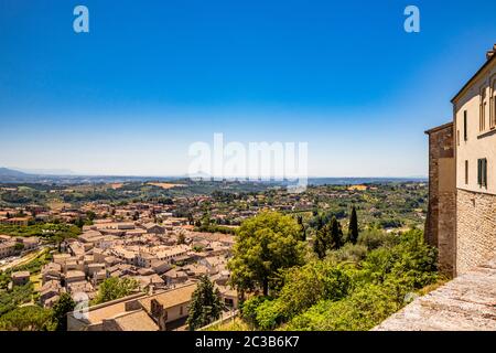 Die alte und schöne Stadt Amelia, in Umbrien, von oben gesehen. Der Blick auf die grünen umbrischen Hügel. Die Berge im Hintergrund. Die reiche V Stockfoto