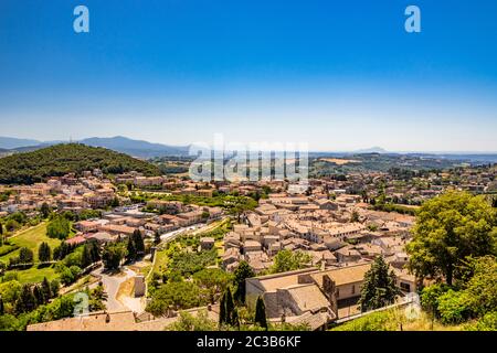 Die alte und schöne Stadt Amelia, in Umbrien, von oben gesehen. Der Blick auf die grünen umbrischen Hügel. Die Berge im Hintergrund. Die reiche V Stockfoto